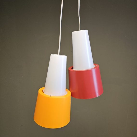 Deense vintage kunststof Hanglamp - 1 wit met rode kap en 1 wit met oranje kap - H28cm ø15,5cm - Setprijs € 300