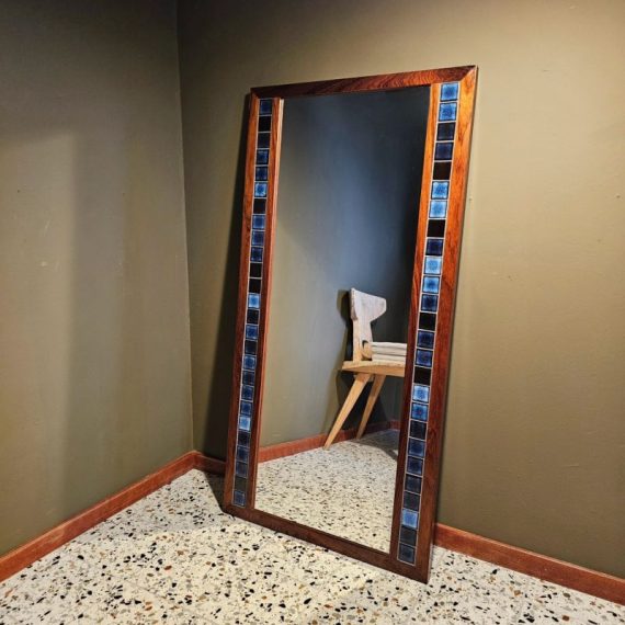 Grote vintage Deense Spiegel / Passpiegel van J. Hølmer-Hansen in Palissander hout met blauwe keramiek tegels ingelegd - 115x59cm - in zeer goede vintage staat - sold