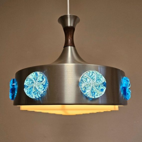 Vintage Deens design Hanglamp in geborsteld aluminium met rondom blauw glas waar het licht doorheen schijnt, en een toefje teakhout bovenin - kunststof diffuser onderin - Ø 32cm - in goede vintage staat met lichte sporen van leeftijd - € 220
