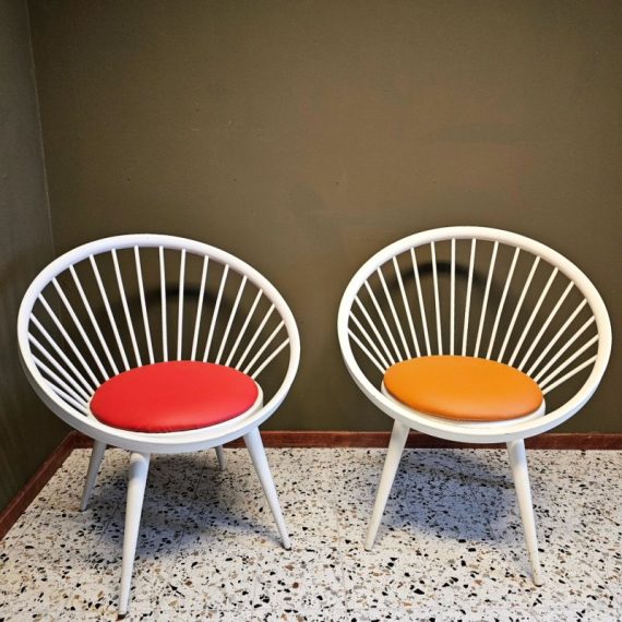 Circle chair by Yngve Ekström - Zweden jaren 60 - 3 beschikbaar; 1 met rood en 2 met oranje kussen in nieuw skaileer - in goede vintage staat met lichte gebruikssporen - Prijs per stuk € 195