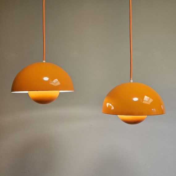 Set Vintage Flowerpot lampen door Verner Panton voor Louis Poulsen, Deens design - zacht oranje geëmailleerd, in goede vintage staat, een lamp heeft bij het onderste kapje bij de gaatjes van de ophanging wat emaille er af, de andere heel licht wat bij de rand; wat ze een mooi vintage patina geeft - Ø 22 cm met lang oranje stoffen snoer van ongeveer 230 cm - sold