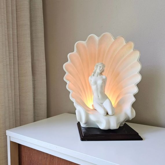 Grote jaren 70 Venus Shell Lamp - Vintage Schelplamp met naakte vrouw - in zwaar kunststof, op houten voet - H 38cm - sold