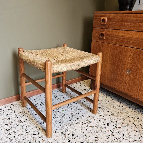 Houten jaren 60/70 kruk met biezen zitting van Ate Van Apeldoorn, Houtwerk Hattem in de stijl van Charlotte Perriand - 45x45xh46cm - € 95