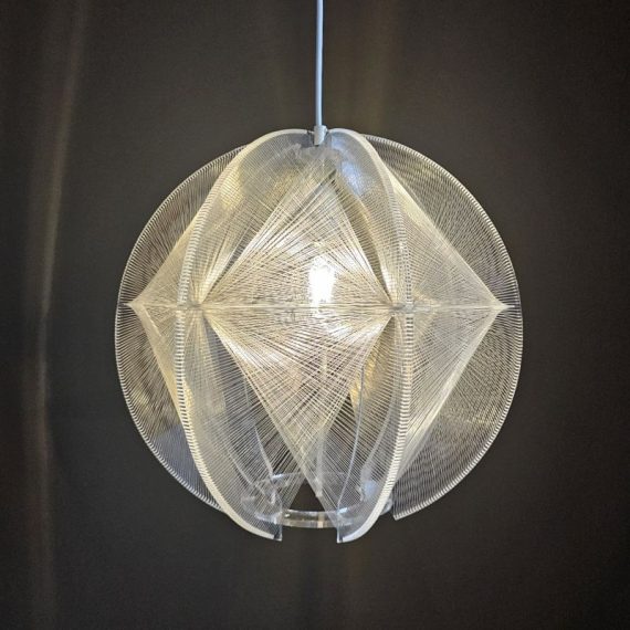 'Swag' Lamp van Paul Secon voor Sompex (gemerkt) - plexiglas met nylondraad - 2 kleine hoekjes van het plexiglas af bovenaan, valt niet op en verder in zeer goede staat - 40x40cm - € 325