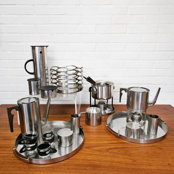 Allerlei Stelton items, van de Cylinda-Line uit de jaren 60 van Arne Jacobsen, en enkele items ontworpen door Erik Magnussen - alles in goede vintage staat met lichte gebruikerssporen - stainless steel met bakeliet, Vintage Deens design - Prijzen op aanvraag