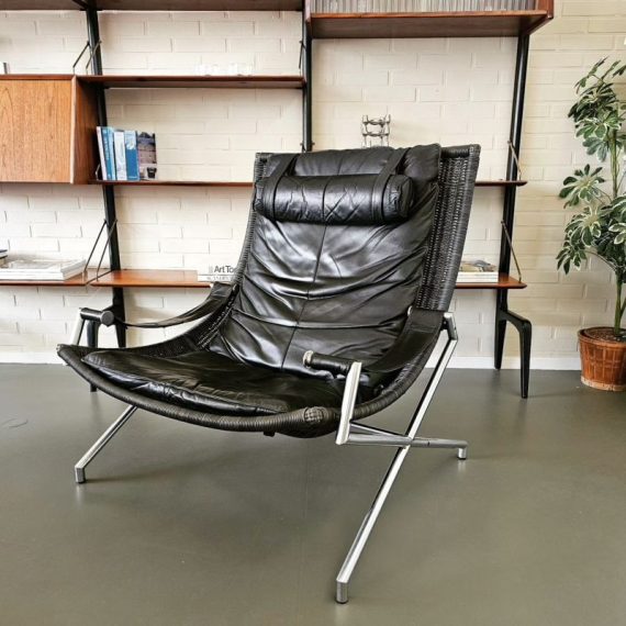 Vintage Dutch design Gerard van den Berg DES2021 Fauteuil voor Rohé Noordwolde - riet en leer in zwart - in goede vintage staat, 1 hoekje heeft lichte schade aan het riet en 1 armleuning heeft een leerreparatie - B87xD90xH92cm, zithoogte ca. 40cm - € 350
