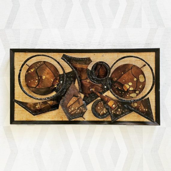 Wandsculptuur van Henrik Horst, Denemarken jaren 60 / 70 – op grof linnen, in zwarte lijst -  62x32cm, geheel origineel in goede staat – sold