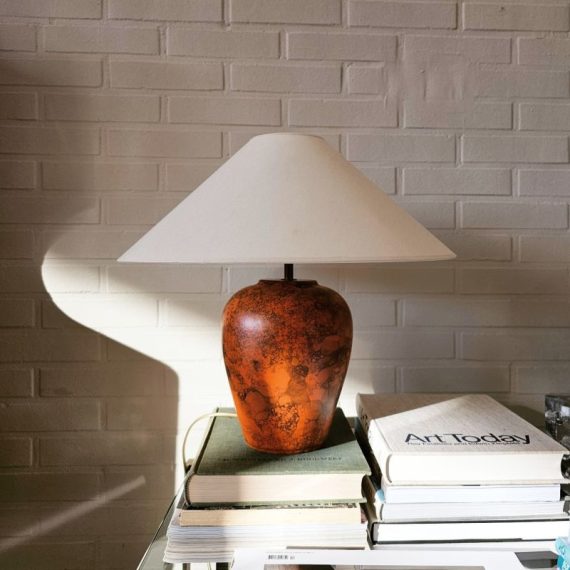Vintage Tafellamp - jaren 80/90 - voet van oranjebruin keramiek met naturel kap - H44cm - in zeer goede staat - € 275