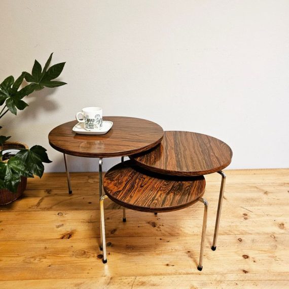 Set Nesting Tables van Vaza Roden - drie stuks tripod tafeltjes met chromen vierkantige pootjes en rond blad (zeldzaam!) van pallissander fineer - Ø40cm H33cm - het middelste tafeltje heeft een klein onopvallend schadeplekje langs de rand, verder in zeer goede vintage staat - sold