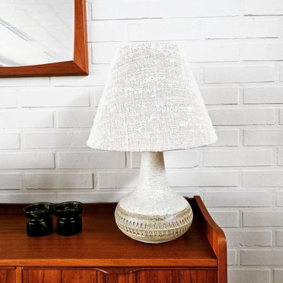 Vintage Deens design Tafellamp van Stentøj Bornholm, Søholm Denmark 60's - Rustiek handgemaakt keramiek met linnen kap met bovenop een los afdichtingskapje van hetzelfde linnen - H43cm - in zeer goede staat - € 250