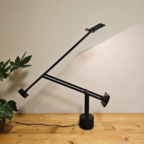 Bureau lamp Tizio 50 – Artemide – R. Sapper 1972 - lichtknop op de voet met 2 standen, halogeen (eventueel tzt te vervangen door een led versie) - alle kanten op kantelbaar, ook de kap is kantelbaar - zwart, in zeer goede vintage staat - postmodern / tijdloos ontwerp € 275