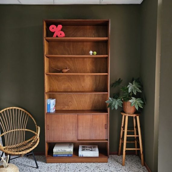 Scandinavische vintage (boeken)kast in teak, met 2 schuifdeuren en mooi afgeronde planken in mooie, goede en stevige vintage staat - H212xB96xD26cm - sold