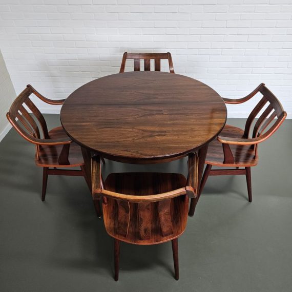 Ronde Deense eettafel in pallissander met mooie ronde poten (stoelen zijn verkocht) - de tafel heeft een uitklapbaar middenstuk naar ovaal - H76cm 110x110cm, uitklapbaar naar 110x145cm - sold