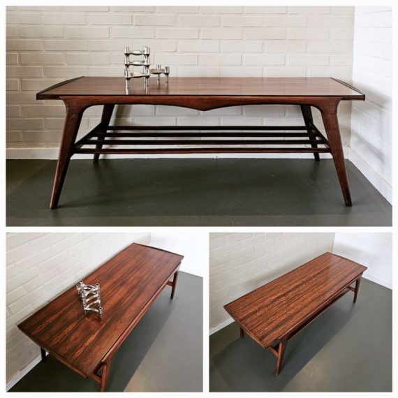 Zeldzaam en in de stijl van Louis van Teeffelen: Vintage Salontafel in Pallissander, met omkeerblad blad; de andere kant heeft formica in een mooie warme houtkleur - H40xL123xB50cm - in goede vintage staat en heeft de nodige aandacht gehad - € 325