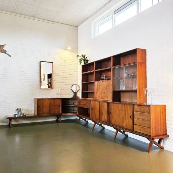 xxl crossleg Sideboard van Rudolf Glatzel voor Fristho, jr 50 - Dutch design in walnotenhout - zeer uitgebreid en zeldzaam - linkerkant L240cm rechterkant 364cm D40xH190cm - in mooie en goede vintage staat en de nodige aandacht gehad - € 7300