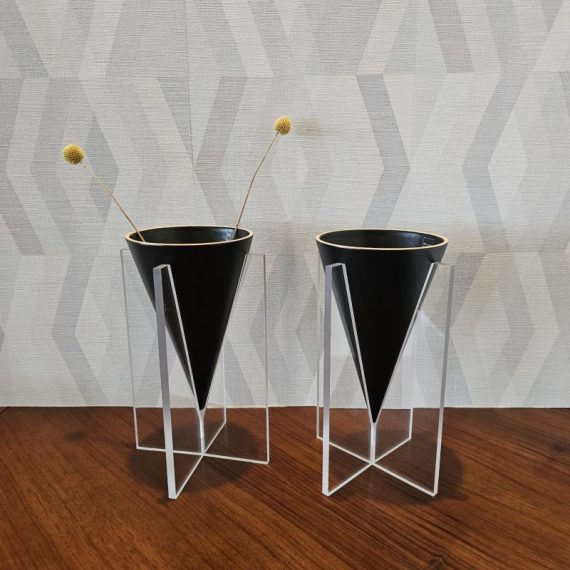 Set Vazen van Bert Pompe voor Oar Wurk Makkum model Fara - plexiglazen onderstel met uitneembare vaas in zwart geglazuurd aardewerk - postmodern jaren 80 - 26x16cm - in zeer goede staat en gesigneerd - Per stuk € 95