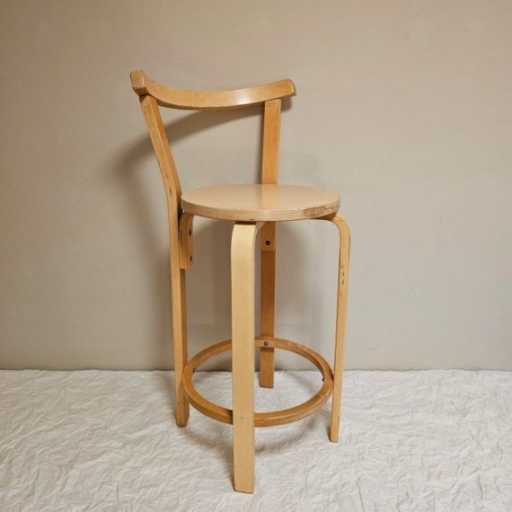 Barkruk / Kinderstoel (in de stijl van) Alvar Aalto voor Artek - gebogen plywood beukenhout - H84xØ70xZithoogte60cm - in goede vintage staat met patina/ sporen van gebruik - € 150