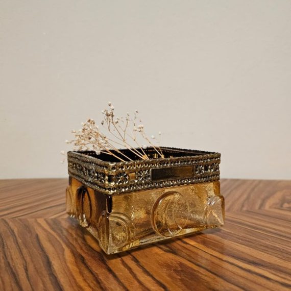 Pentti Sarpaneva Vaas voor Kumela Finland - 11x11x7cm in amber crystal glas met bronzen band - in prima staat, gesigneerd - met inscriptie 'Pa en 28-3-73 - € 90
