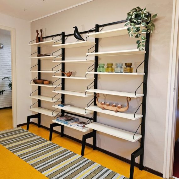 3-delig Royal System Wandsysteem by Poul Cadovius - Deens design - staand model (dus geen schroeven in de muur nodig) met 4 zwarte metalen staanders en 18 planken in origineel wit van 24cm diep - in mooie, goede vintage staat met wat sporen van gebruik aan de planken - B244xD31xH200cm - sold