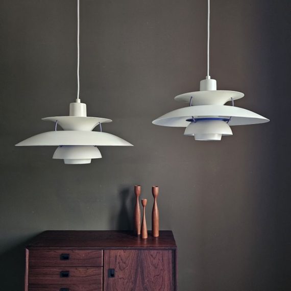 Set van 2x Vintage witte PH5 Lamp - Poul Henningsen voor Louis Poulsen DK- ø50cm - in goede vintage staat met lichte sporen van gebruik, 1 heeft een zeer klein deukje - voorzien van nieuw stoffen snoer van 185cm - Setprijs € 990