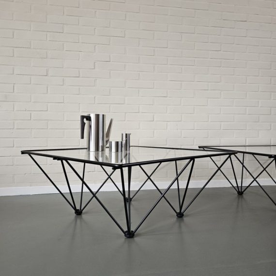 2 stuks Salontafel / Coffee Table in de stijl van ALANDA by Paolo Piva for B&B Italia - Geometrisch en luchtig vormgegeven onderstel van zwart gelakt metaal met een blad van glas Jaren 80 Postmodern design, 80x80x34cm - beide in goede vintage staat - € 295 per stuk