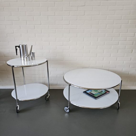 Vintage Salontafel en Bijzettafel op 3 wielen 'Strind' by Ehlen Johansson voor Ikea - metalen frame met 2 opaalglazen bladen - in goede staat - Ø75cm H40cm - € 220 en Ø50cm H60cm € 200
