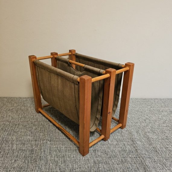 Scandinavische Krantenbak met bruin linnen - in prima staat - € 55