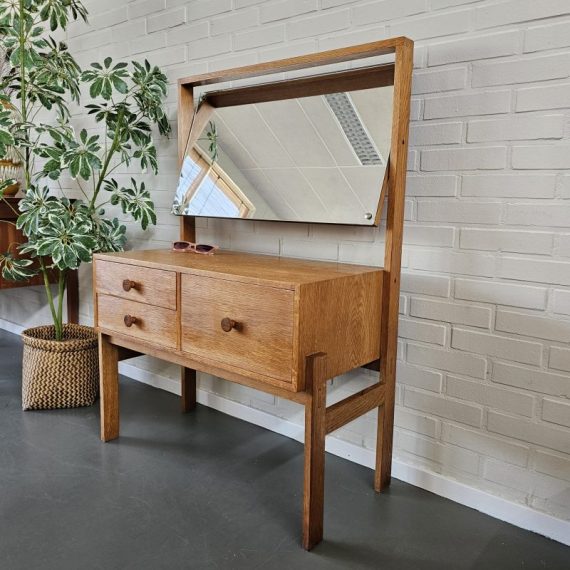 Deense Kaptafel in eiken met kantelbare spiegel en 3 lades - B80xD40xH113 xH59cm - mooi strak model met zwaluwstaartverbindingen - in goede en stevige vintage staat, de spiegel heeft wat patina, een waasrandje maar prima te gebuiken - € 460