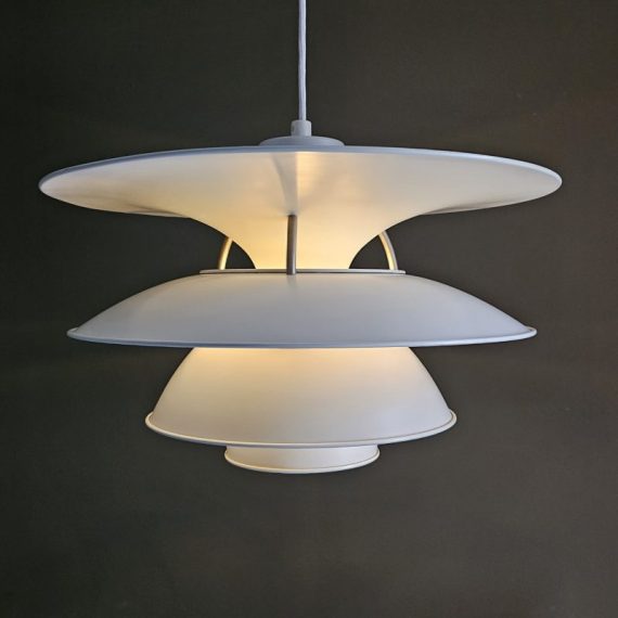 Imposante PH5-4 1/2 'Charlottenborg' by Poul Henningsen voor Louis Poulsen jaren 60 Deens design - Ø 46,5cm - In zeer goede vintage staat, geheel nagekeken en voorzien van een nieuw lang stoffen snoer. Ophangklaar - € 1050