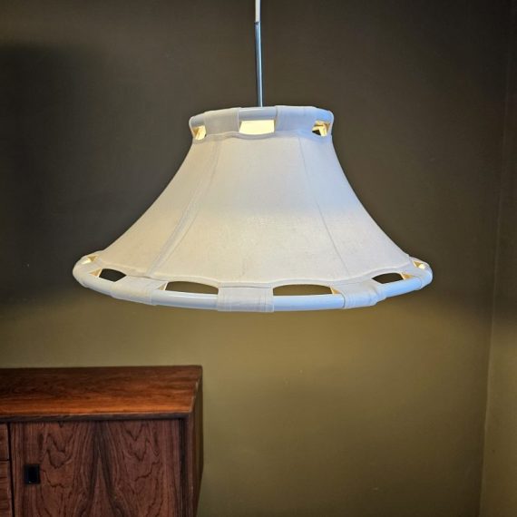 Anna Hanglamp ontworpen door Anna Ehrner voor Ateljé Lyktan, jaren 70 - wit metaal met grote linnen kap en witte diffuser kap binnenin - Ø 58cm - in goede vintage staat; een paar zeer kleine lichte vlekjes en niet helemaal perfect recht, maar dat zie je vaak bij deze lamp - € 195