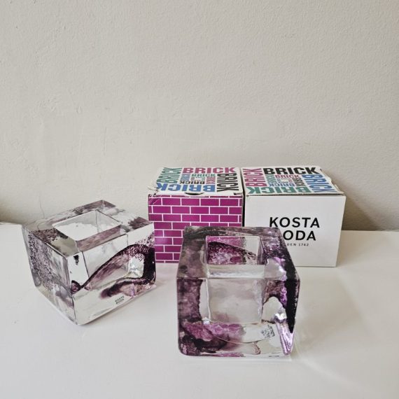 Kosta Boda Brick Kandelaren ontworpen door Anna Ehrner, Zweden - H7,5cm Ø8,5cm - gaaf en met doos - transparant met diep paars - per stuk € 30