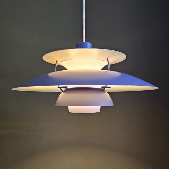 Paarse versie PH5 van vóór 1967, met de oude bovenkap constructie. By Poul Henningsen voor Louis Poulsen, Denemarken. In goede staat en ophangklaar met nieuw stoffen snoer van 2 mtr lang en een nieuwe plafondkap. Prijs € 495