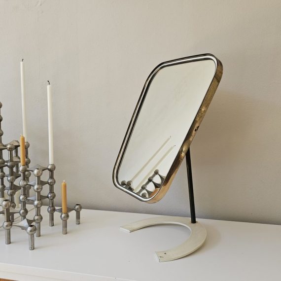 Messing Tafelspiegel / rare Brass Vanity Mirror by Vereinigte Werkstätten, Germany 1950s - de spiegel is kantelbaar dmv een stevig scharnier - H48xB30cm - in zeer goede vintage staat, mooi gepatineerd en zware kwaliteit, zeldzaam! - € 850