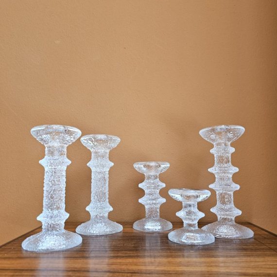 Kristalglazen kandelaren 'Festivo' by Timo Sarpaneva, Iittala Finland jaren 60 - beschikbaar: 4 st met 4 knopen a € 70 p/st | 8 st met 2 knopen a € 45 p/st | 3 st met 1 knoop a € 30 p/st en 2 st zeldzame 20-jarig jubileum uitgaves (links op de foto) € 90 p/st