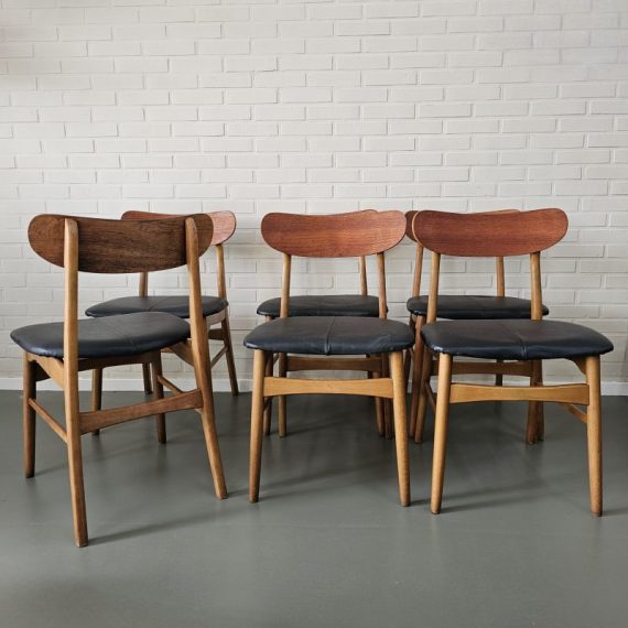 Set van 6 vintage Deense Stoelen in beuken en teak, zitting bekleed met zwart skaileer - B47xH77xD50cm Zithoogte 45cm - in goede vintage staat met lichte leeftijdssporen - setprijs € 700