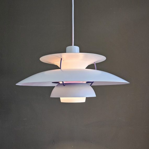 Witte PH5 van vóór 1967, met de oude bovenkap constructie. by Poul Henningsen voor Louis Poulsen - heeft een zéér klein deukje op de grote schaal en een stipje lak eraf, nagenoeg onzichtbaar, verder in goede staat en ophangklaar met nieuw stoffen snoer van 2 mtr lang en een nieuwe plafondkap. Prijs € 460