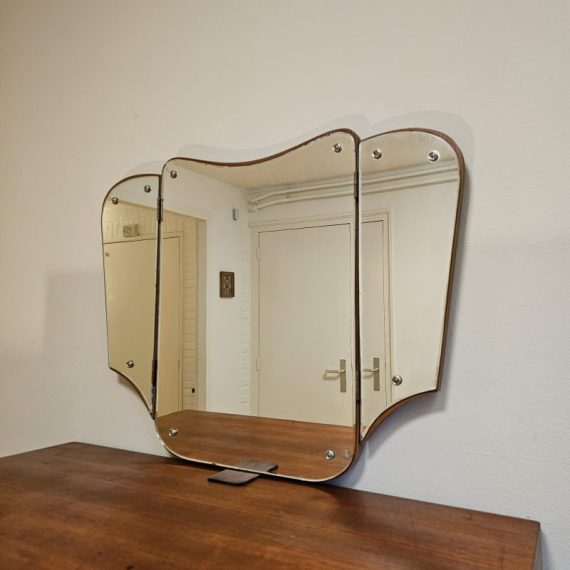 Vintage Spiegel op hout, uit Denemarken, met 2 kleppen opzij - plaatsbaar op een kastje of aan de muur - H54cm uitgeklapte B70cm - in goede vintage staat met wat mooi patina - € 120