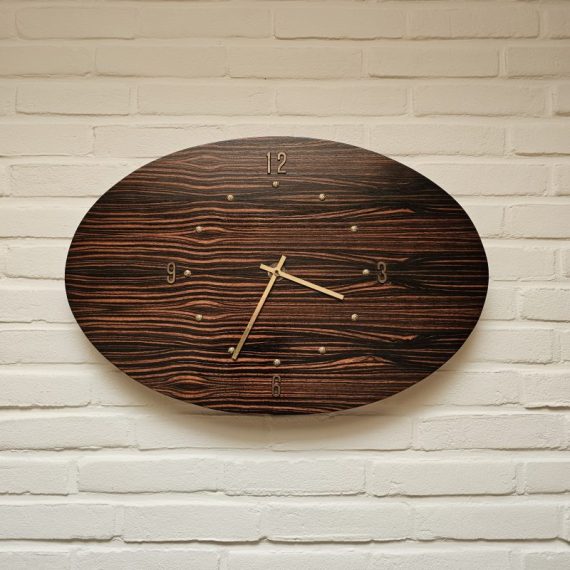 Grote ovale Wandklok in pallisander hout met messing, Vintage Deens design - 60x40cm - loopt goed, op batterij - uniek en in zeer goede vintage staat - € 230