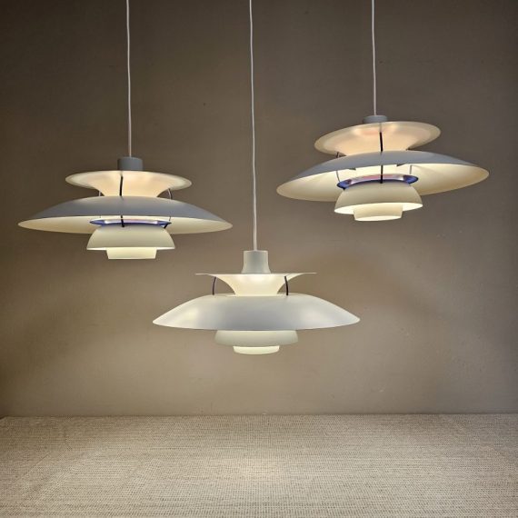 Set van 3 x Vintage witte PH5 Lamp - Poul Henningsen voor Louis Poulsen DK- ø50cm - in zeer goede vintage staat en voorzien van nieuw stoffen snoer van 200cm - Setprijs € 1500 (mogen ook apart weg voor € 500 per stuk).