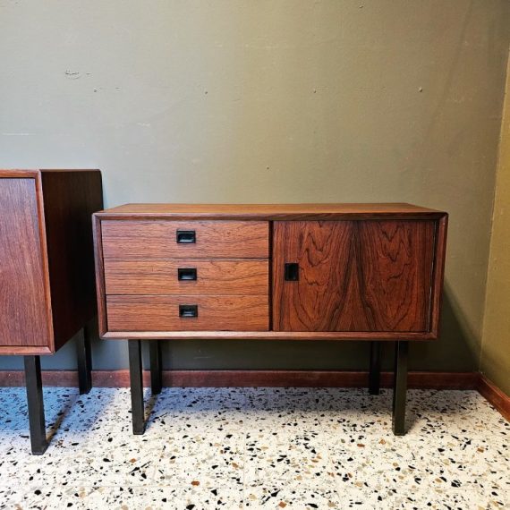 Pallissander Kastje op zwart metalen pootjes en met zwarte rechthoekige greepjes - 3 lades en 1 deurtje - in goede vintage staat - € 295