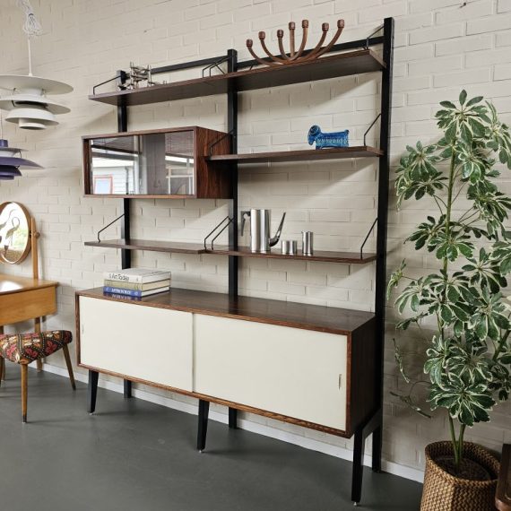 2-delig Royal System Wandsysteem by Poul Cadovius in Palissander - Deens design - staand model (dus geen schroeven in de muur nodig) met 3 zwarte metalen staanders, 1 groot, dubbel dressoir met plank en vak (voor bijv. LP's) en schuifdeuren in origineel wit, 1 vitrinekastje met glazen plank en schuifdeuren en 5 planken - in mooie, goede vintage staat met lichte sporen van gebruik, en alle nodige aandacht gehad - B164xD40xH200cm - € 2250