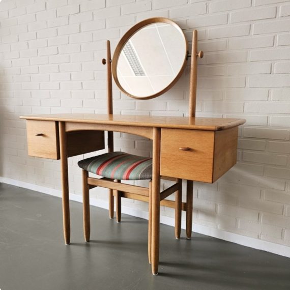Eiken Kaptafel met Kruk by Sven Engström & Gunnar Myrstrand voor Bodafors Zweden jaren 60 - 2 lades, kantelbare spiegel, en inclusief de originele kruk - in goede vintage staat met minimale poren van leeftijd - € 930