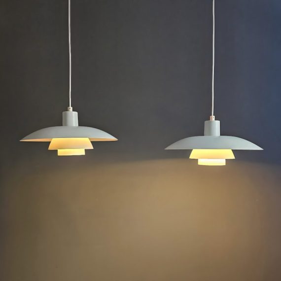 Set Vintage PH 4/3 Hanglampen, Poul Henningsen voor Louis Poulsen - Ø40cm off white - inclusief oranje onderplaatje - beide in zeer goede vintage staat en ophangklaar - Setprijs € 600