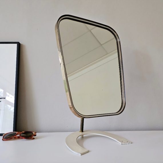 Grote messing Tafelspiegel / rare Brass Vanity Mirror by Vereinigte Werkstätten, Germany 1950s - de spiegel is kantelbaar dmv een stevig scharnier - H48xB30cm - in zeer goede vintage staat, mooi gepatineerd en zware kwaliteit, zeldzaam! - € 850
