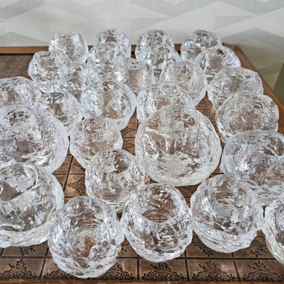 Waxinelichthouders / Candleholders Snowball by Ann Wärff for Kosta Boda Sweden - beschikbaar: 2 stuks van H9cm voor € 30 p/st. ,19 stuks H7cm voor € 22,50 p/st. en 8 stuks H6cm voor € 18 p/st.