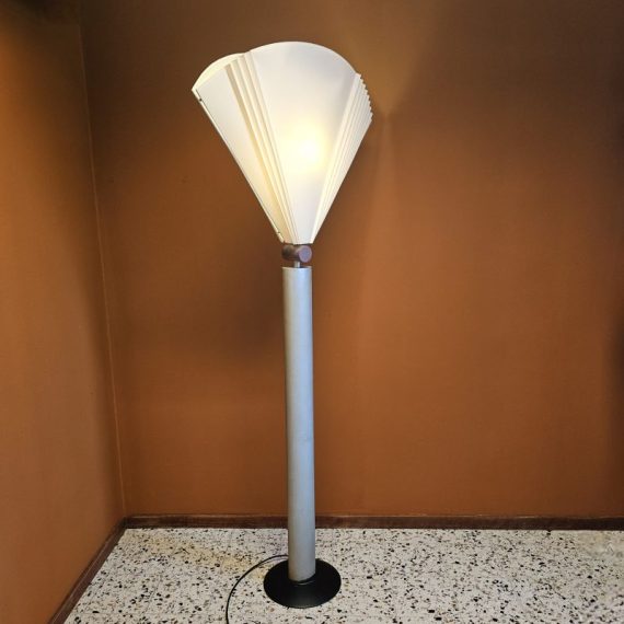 Grote zeer zeldzame Vloerlamp in Memphis style van Brendel Leuchten, Berlin, jaren 80 - destijds een design award ontvangen - de hoogte is 170cm en de breedte van de kap is 70cm - metalen poot, paarse houten 'knop' en waaiervormige plisse kap van (kunst)stof - in goede vintage staat en echt een conversation piece - € 690