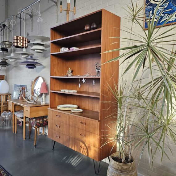 Vintage teak Scandinavische Kast Boekenkast met onderaan 6 lades – 200x40x110cm – in zeer goede vintage staat met wat lichte leeftijdssporen, goede en zware kwaliteit! Op hairpinlegs. In 2 delen te vervoeren. Prijs € 775