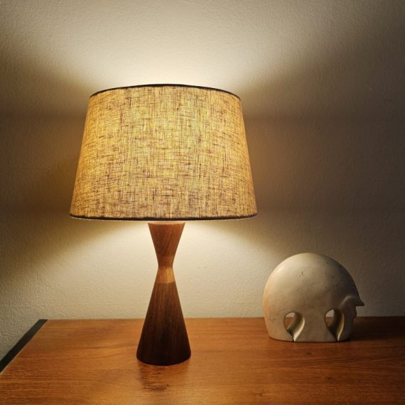 Vintage Deense Tafellamp met voet in teakhout met mooi ingelegd lichter tussenstuk, en een linnen kap - hoogte 35 cm - in prima staat en met schakelaar - € 125