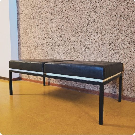Vintage Bank - ook te gebruiken als salontafel of poef - 120x60xH45cm - met zwart metalen onderstel, witte houten tussenrand en vaste kussenzitting van geblokt (skai)leer - in goede en mooie vintage staat - € 395