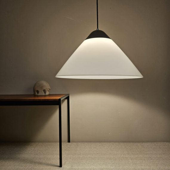 'Opala' Hanglamp by Hans Wegner, Louis Poulsen jaren 80 - vintage Deens design - Ø52cm H29cm - in zeer goede vintage staat - wit acrylaat kunststof met donkerbruin metalen kap en zwart stoffen snoer - € 275
